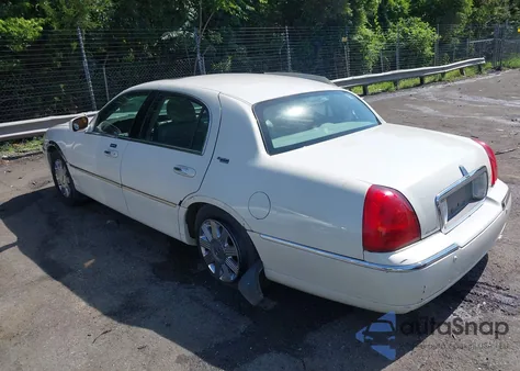 2005 Lincoln Town Car Signature Limited z USA, uszkodzony, nr VIN 1LNHM82W65Y664248